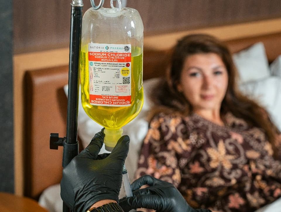 Doctor and nurse administering IV drip treatment for fast recovery at Clinic Cepat Sehat